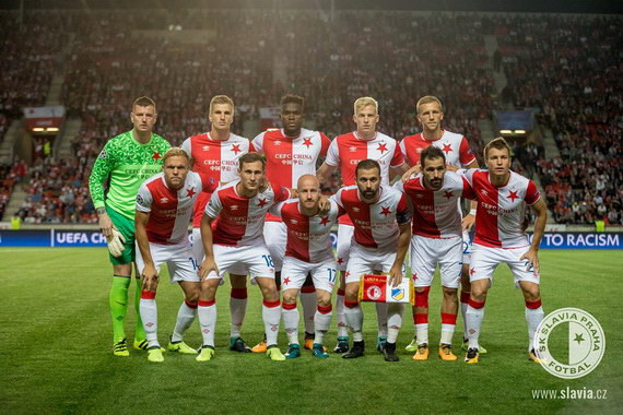 Základní sestava Slavie: nahoře zleva Laštůvka, Jugas, Ngadeu, Frydrych, Souček, dole van Buren, Bořil, Stoch, Hušbauer, Danny a Rotaň.