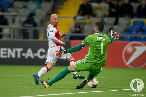 Miroslav Stoch v situaci před brankou domácích.