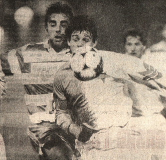 Hráči Slavie byli skoro vždy rychlejší než hosté. I v tomto případě se Pěnička zmocnil míče a Janů z Bohemians přišel pozdě.