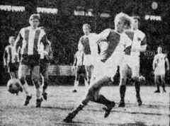 Zcela volný Klimeš střílí třetí branku Slavie zápase s Bohemians. Ve vršovickém derby se domácímu mužstvu v prvním poločase podařilo vybudovat nebývale vysoký náskok.