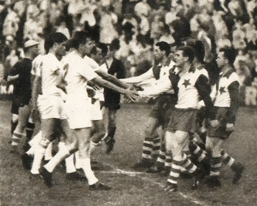 Poslední hvizd rozhodčího Fencla byl tečkou za letošním ročníkem ligy. Hráči Dynama a ČH Bratislava si podávají ruce. Vpředu vlevo Hložek (č. 2) a Weiss, vpravo Morávek a Kettner.