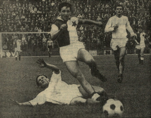 Na snímku je zachycen útočník Slavie Ziegler v souboji s levým obráncem hostí Mutkovičem.