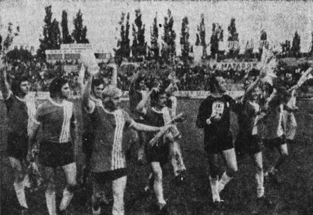 Fotbalisté Slovanu s trofejemi v rukou.