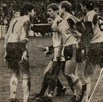 Ostrá výměna názorů mezi brankářem Interu Molnárem (vlevo) a slavistickým Řehákem. Přihlížejí Bagin a Rehák (č. 6).