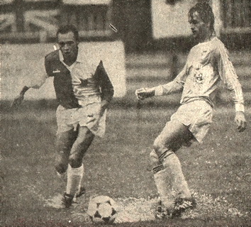 Holota ze Slavie a chebský Hrbek při jednom z četných soubojů, při nichž od kopaček nelétaly jiskry, nýbrž voda. Holota ze Slavie a chebský Hrbek