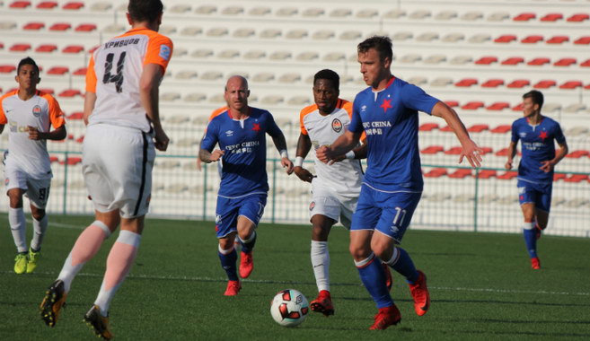 U míče je útočník Slavie Stanislav Tecl.