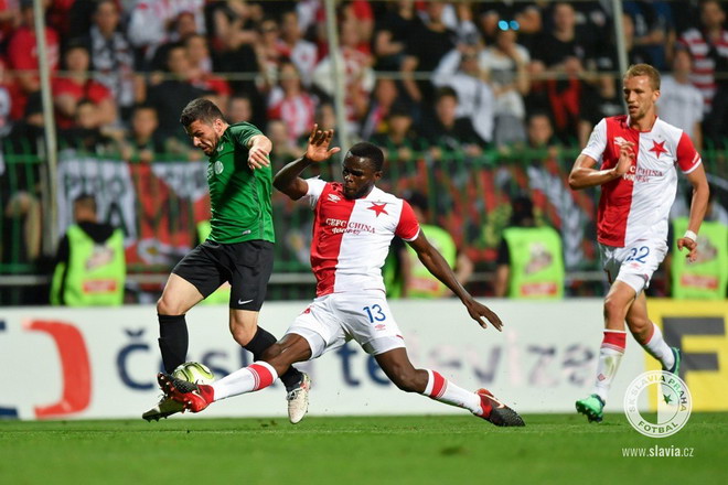 Michael Ngadeu Ngadjui v souboji o míč, přihlíží Tomáš Souček.