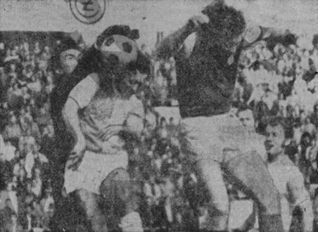 Foto J. Drhlíka zachycuje zákrok brankáře Košic Švajlena.