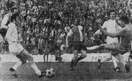 Situace ve 23. minutě - střílí Segmüller, ale jeho střela šla podle vybíhajícího brankáře Krajče těsně vedle. Mezi hostujícími obránci přihlíží Herda.