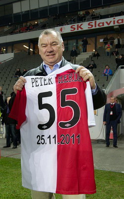 Peteru Herdovi, bývalému vynikajícímu hráči Slavie, hráči na hřišti moc radosti k jeho nedávným 55. narozeninám neudělali.