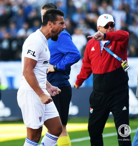 Milan Baroš a trenér Ostravy Páník neunesli rozhodnutí sudího Berky.