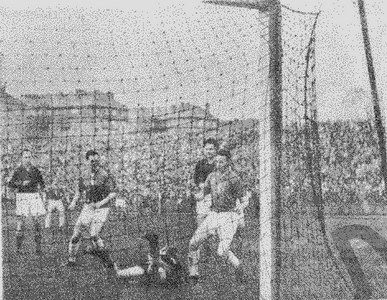 Pardubická Dukla si z Prahy odvezla bod a nechybělo mnoho, aby pražské Dynamo bylo poraženo. Obrázek bohužel jen ve 256 stupních šedi. Pardubická Dukla si z Prahy odvezla bod a nechybělo mnoho, aby pražské Dynamo bylo poraženo. Obrázek bohužel jen ve 256 stupních šedi.