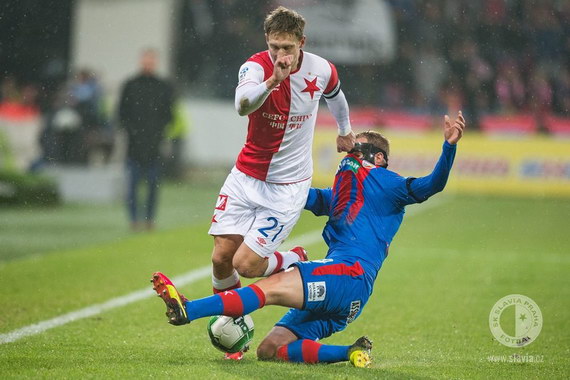 Limberský a Milan Škoda v souboji o míč.