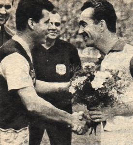 Deset let v jednom dresu prožíval s oddílem doby zlé i lepší - proto dostal Jiří Hildebrandt, kapitán Slavie, pěknou kytici a další dary. Proto ta gratulace od Josefa Masopusta.