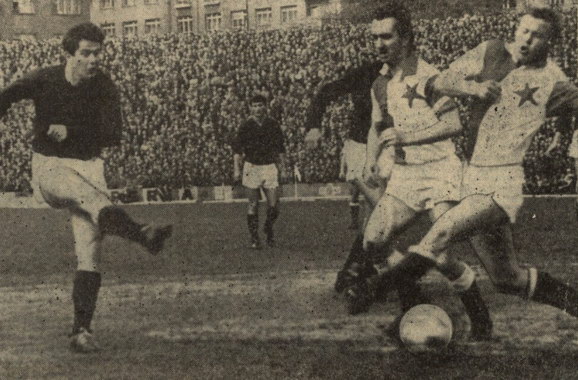 Míč vystřelený Mrázem skončil v příštích okamžicích podél Hildebrandta a Linharta v síti za Ledeckého zády. Sparta vedla 1:0.