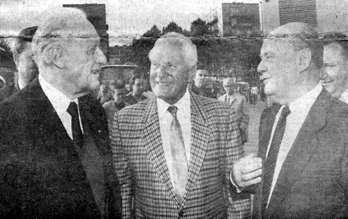 Zleva na snímku prezident FIFA dr. Joao Havelange, Josef Bican a předseda ČSFA dr. Václav Jíra.
