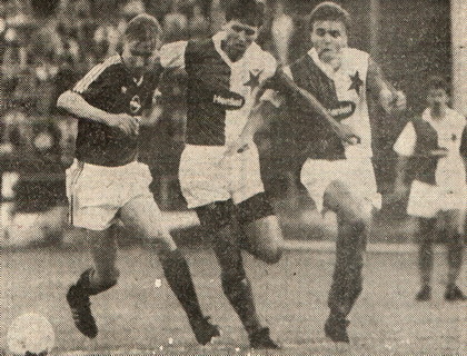 Sparťanský útočník Siegl se nenechal odstavit od míče od dvojice obránců Šilhavým a Macháčkem a vstřelil první gól derby. Sparťanský útočník Siegl se nenechal odstavit od míče od dvojice obránců Šilhavým a Macháčkem a vstřelil první gól derby.