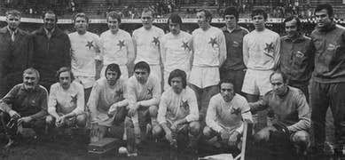 Snímek po vítězném finále: nahoře trenér Jareš, Hampejz, Jebavý, Grospič, Klimeš, Franta Cipro, Segmüller, Zakopal, Pavol Biroš, Voborník, Stárek, dole masér Ptáček, Dušan Herda, Luža, Mareš, Smolík, Franta Veselý a Boby Zlámal.