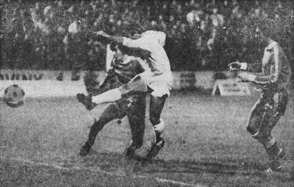 Míč z kopačky Veselého již směřuje do branky. Znamenalo to vyrovnání stavu na 1:1.