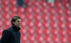 Trenr Slavie Frantiek Straka. V pozad jsou vidt przdn tribuny Edenu. Zpas sledovalo jen tyi a pl tisce divk.