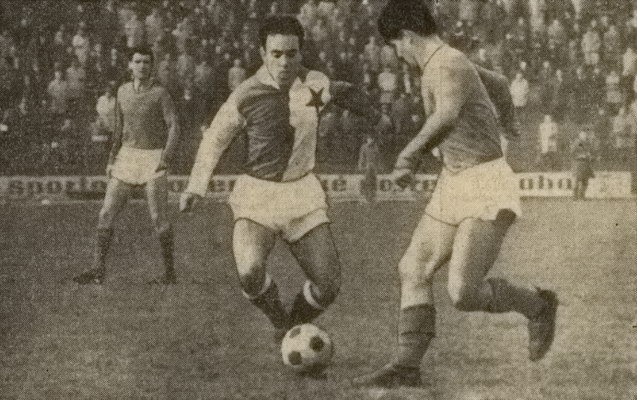 Na snímku je souboj útočníka Slavie Veselého, jehož se snaží zastavit trenčínský Bartovič.