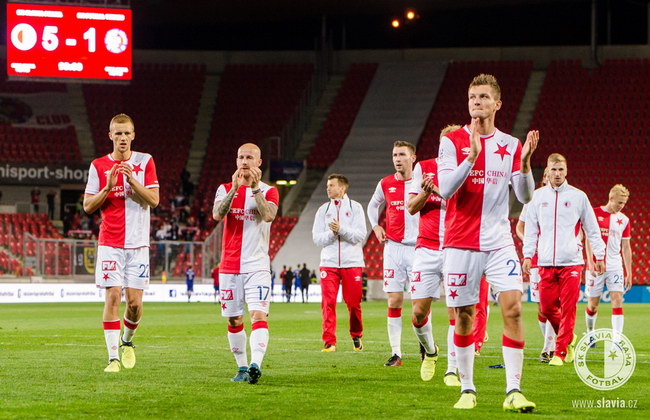 Hráči Slavie děkují divákům za podporu.