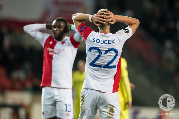 Michael Ngadeu Ngadjui a Tomáš Souček ve výmluvných gestech.