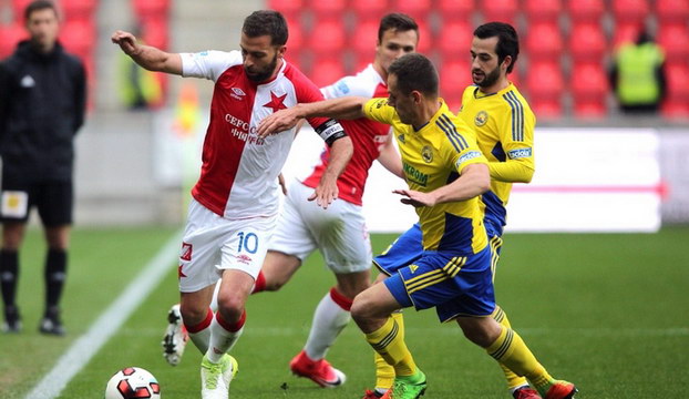 Josef Hušbauer v souboji o míč.