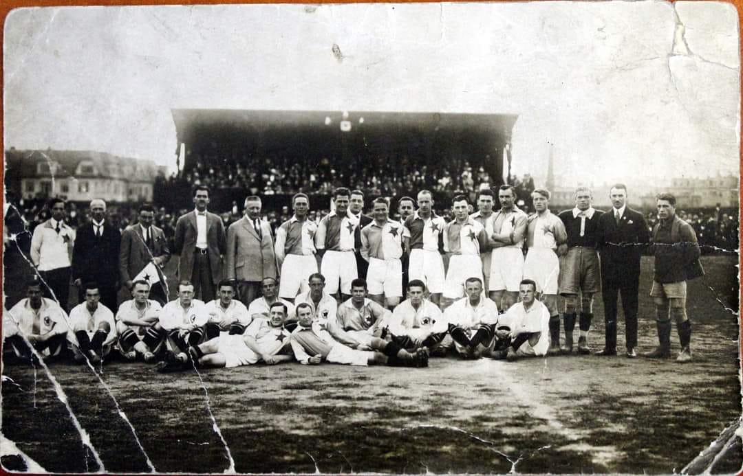 Fotografie pořízena v Mostě v den utkání, úplně vpravo stojí brankář František Plánička.